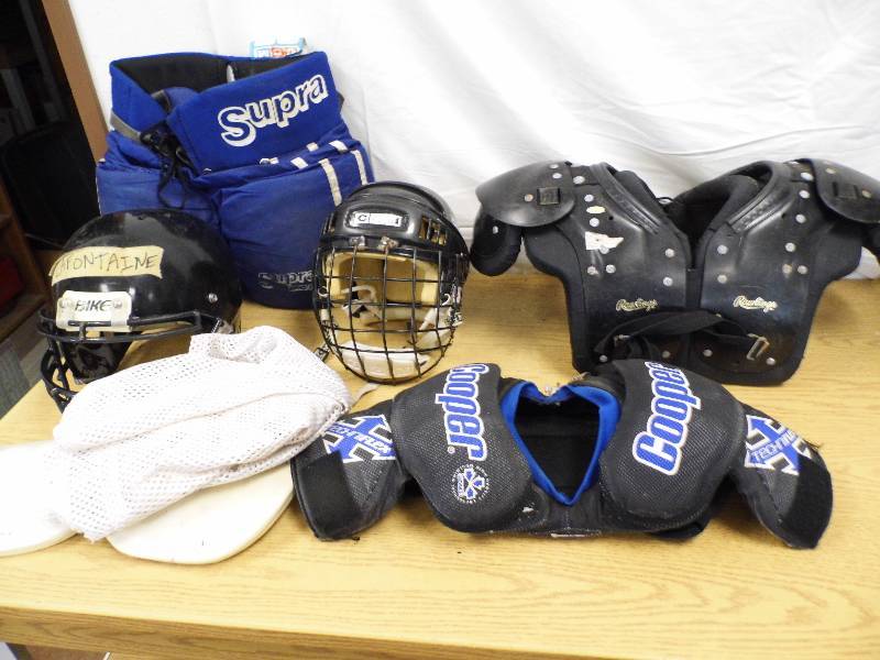 lot 3 image: Hockey & Football Equipment w Bag
