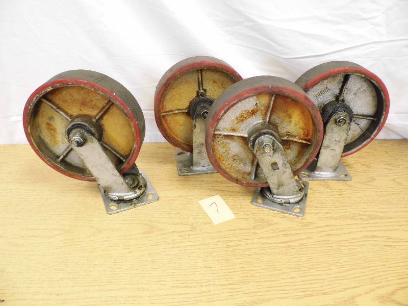 lot 7 image: Lot of 4 - 8 Wheels