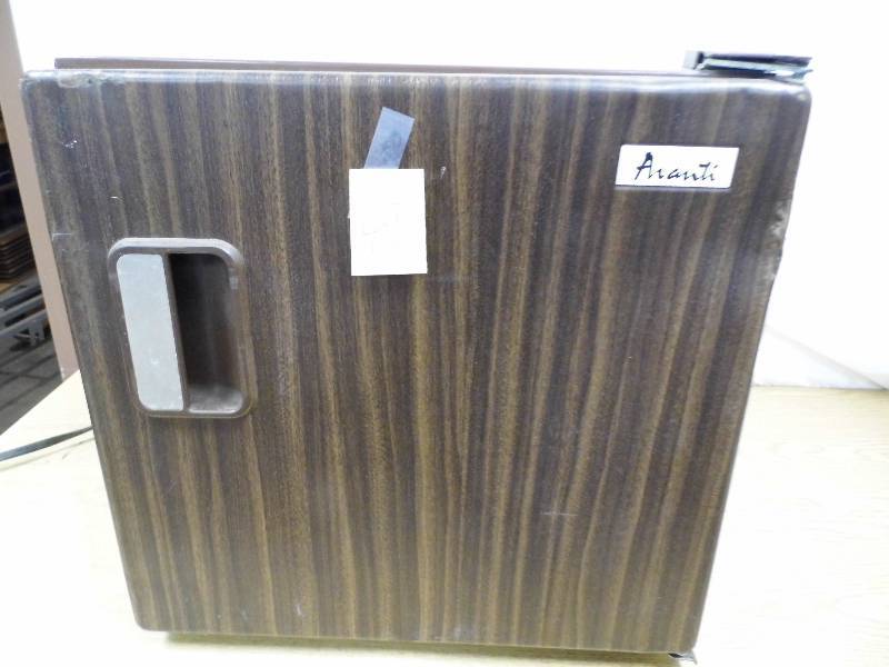 lot 49 image: Mini Fridge