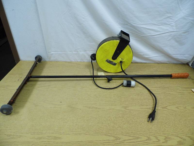 lot 61 image: Bayco Power Supply - Magnetic Roller