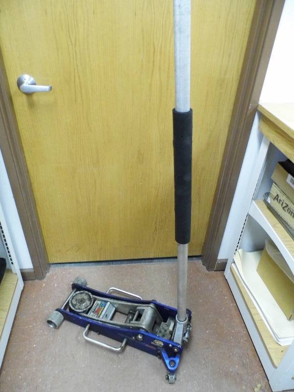 lot 76 image: Pittsburg Racing Floor Jack