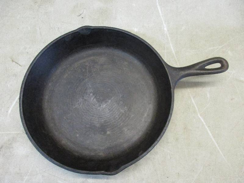 lot 2 image: Cast Iron Pan