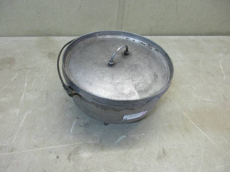 lot 5 image: cast iron pot