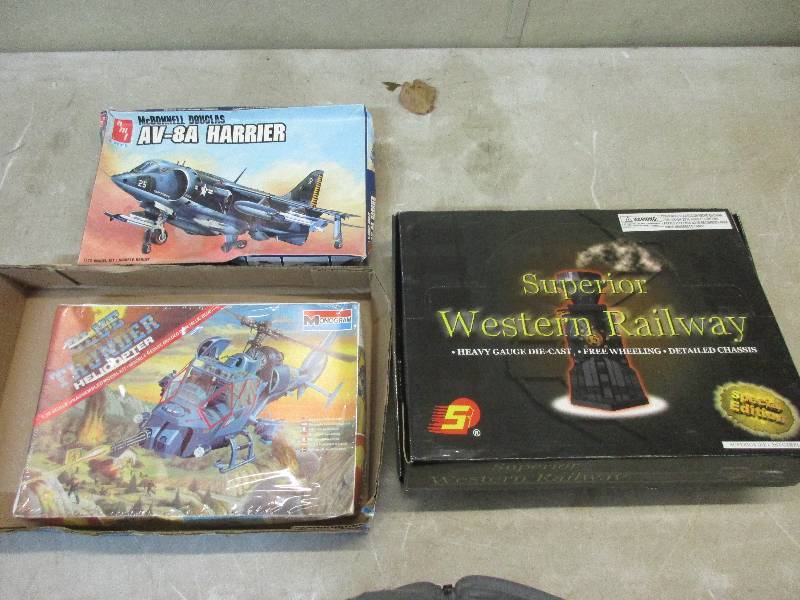 lot 32 image: 2 model air planes and a train set