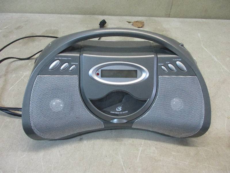 lot 41 image: CD boombox with radio and AUX input