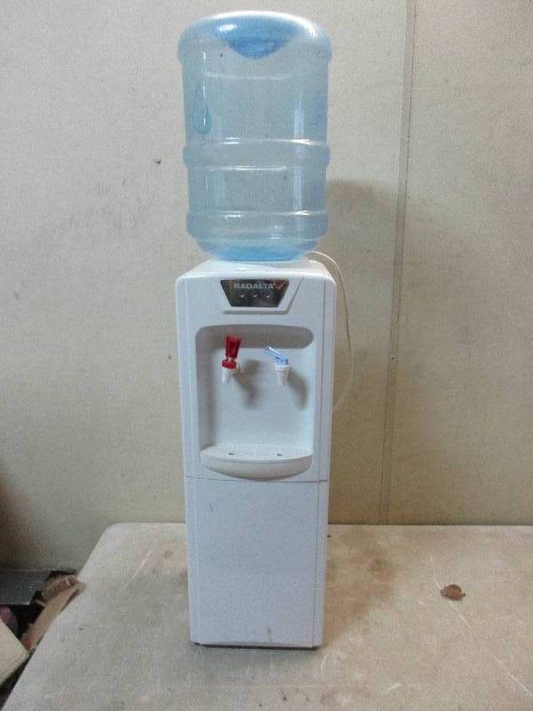 lot 61 image: hot and cold water dispenser