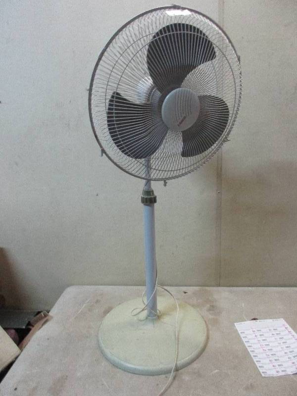 lot 63 image: lasko fan