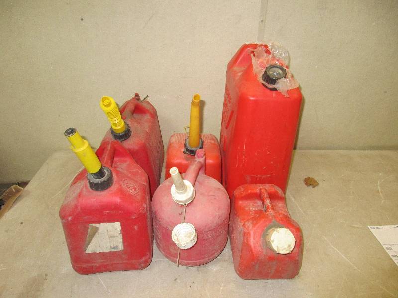 lot 66 image: 6 Gas cans
