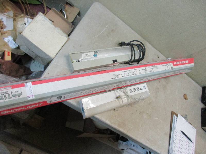 lot 70 image: 3 florescent lights