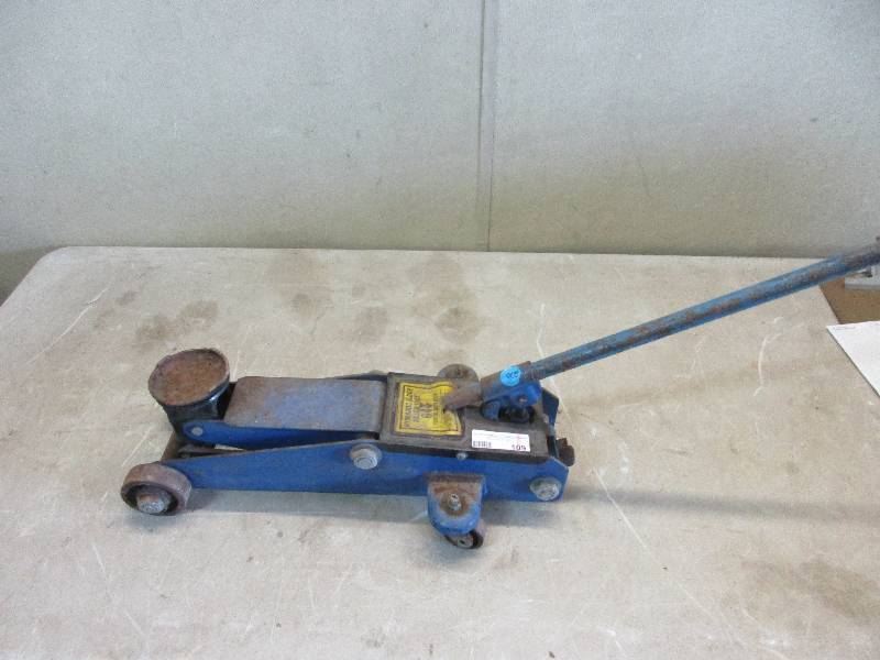 lot 109 image: 3000 lb floor jack