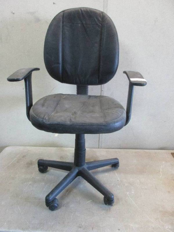 lot 112 image: computer chair