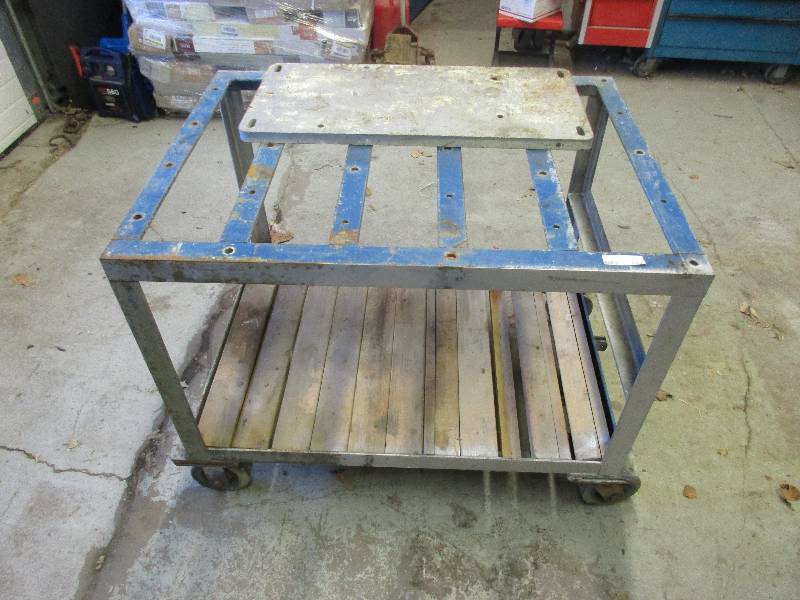 lot 113 image: heavy duty welding table