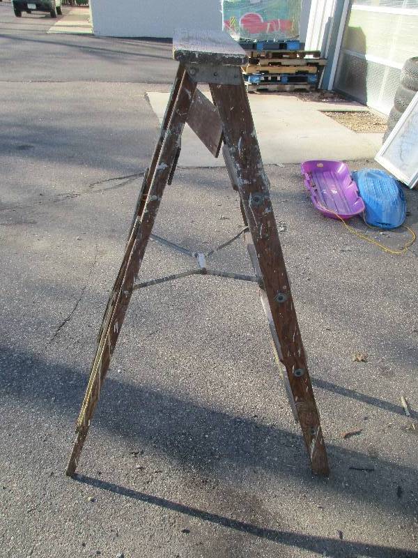 lot 117 image: 5 ft wood ladder