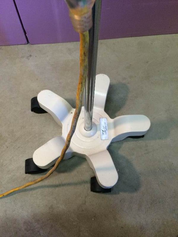 lot 26 image: Retails New $300 Goodwin Mfg Inc Mobile Giraffe Industrial Adjustible Medical Exam Floor Light Lamp Excellent Condition