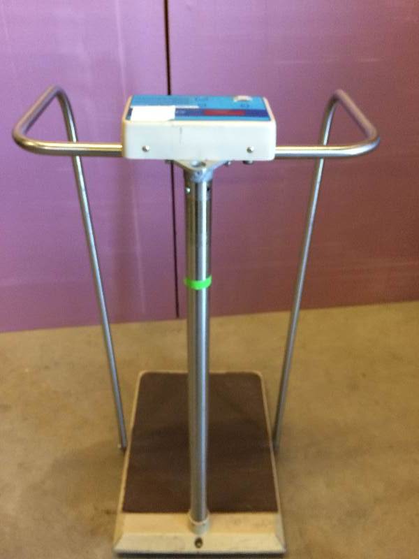 lot 35 image: 800lb Capacity Medical Clinic SR Scale 800lb Capacity Waste High Bariatric Scale Digital Weight With Handrails - Nice Condition - Needs Cleanup