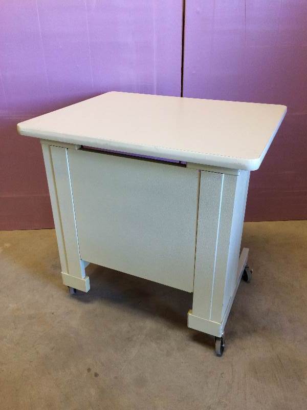 lot 43 image: MARVEL Heavy Duty Industrial Computer MOBILE White RollING Desk Cart - Good Condition