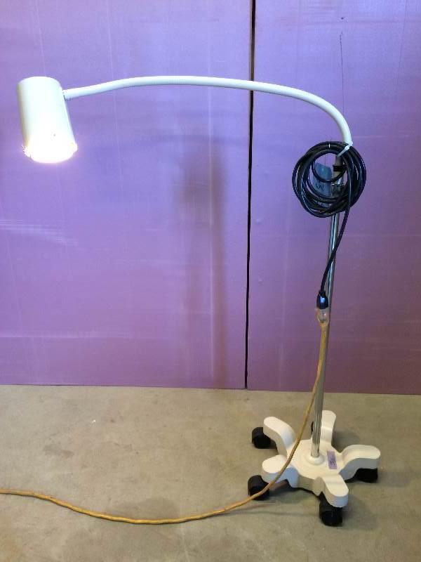 lot 26A image: Retails New $300 Goodwin Mfg Inc Mobile Giraffe Industrial Adjustible Medical Exam Floor Light Lamp Excellent Condition