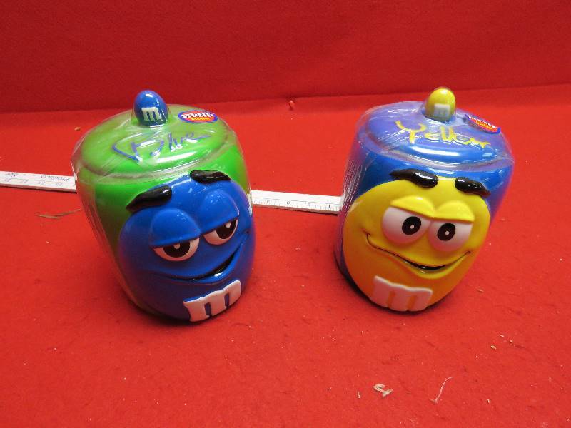 lot 2 image: Cookie Jars