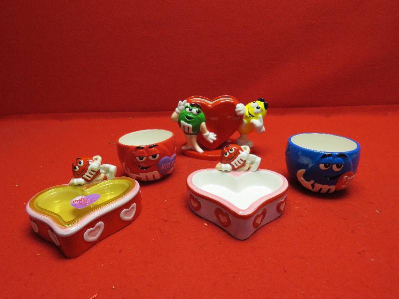 lot 4 image: Valentine M&M Collectibles