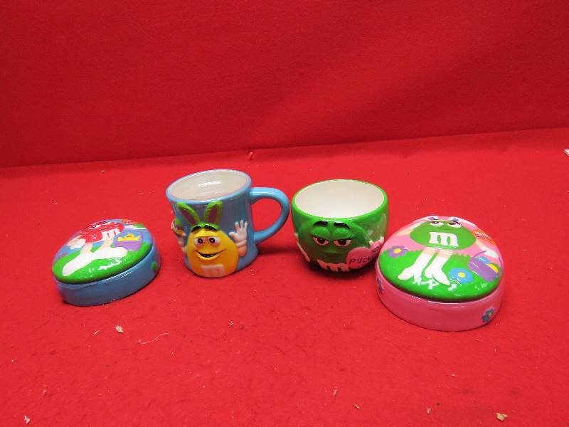 lot 8 image: M&M Easter Collectibles