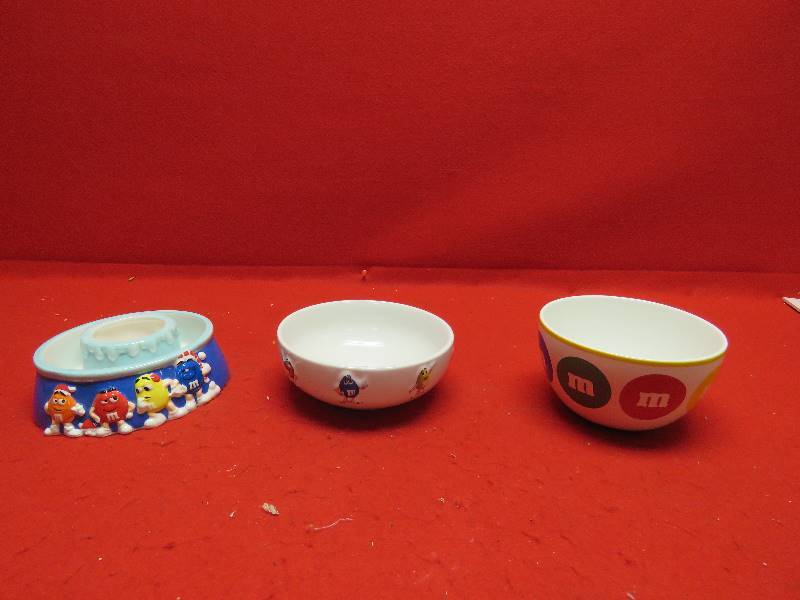 lot 9 image: M&M Collectible Bowls