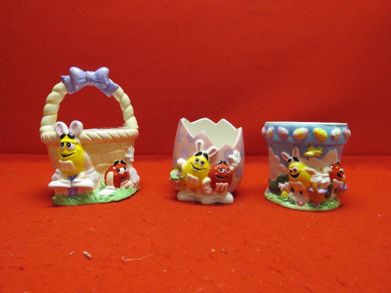 lot 10 image: M&M Easter Collectibles