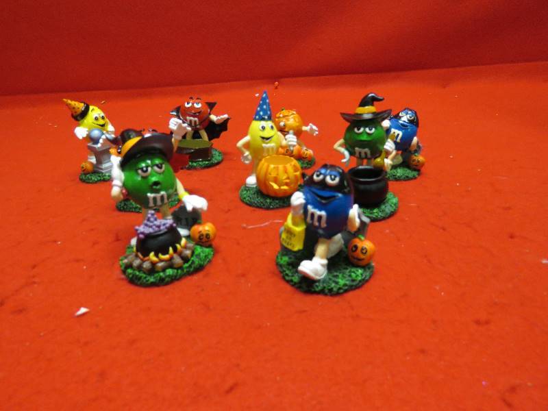 lot 19 image: M&M Halloween Collectibles