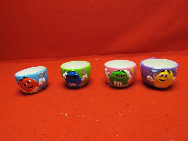 lot 28 image: M&M Collectible Bowls