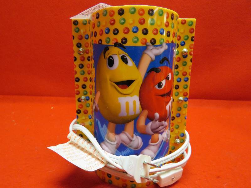 lot 64 image: Collectible M&M Lamp