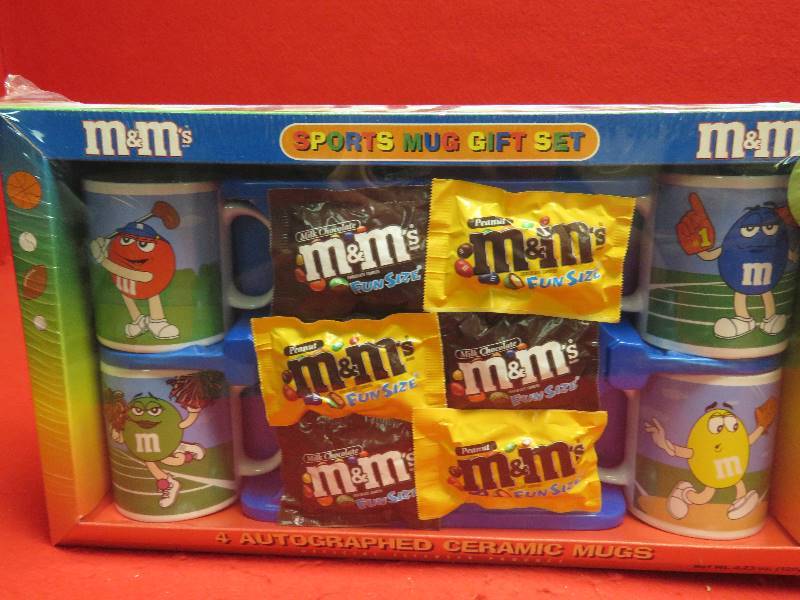 lot 118 image: M&M Collectible Sports Mug Set
