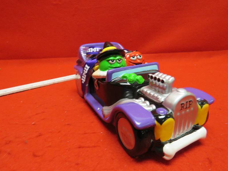 lot 206 image: Collectible M&M Halloween Car Candy Dish