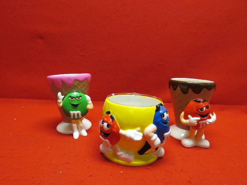 lot 211 image: M&M Collectible Cups