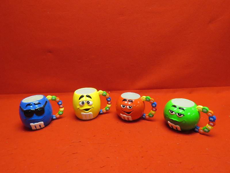 lot 221 image: Set of Collectible M&M Mugs
