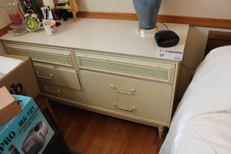 lot 9 image: Dresser
