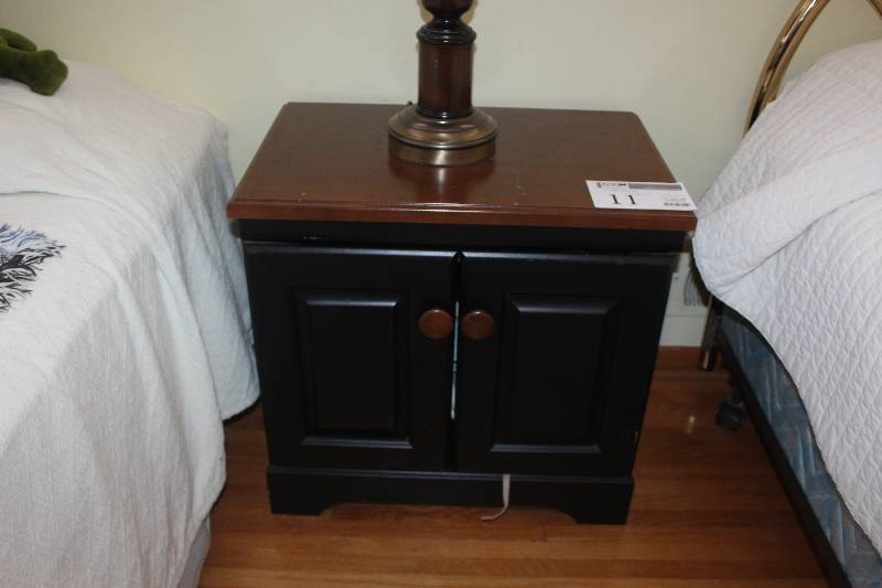 lot 11 image: Night Stand
