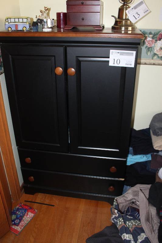 lot 10 image: Dresser