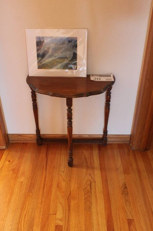 lot 20 image: Sofa Table