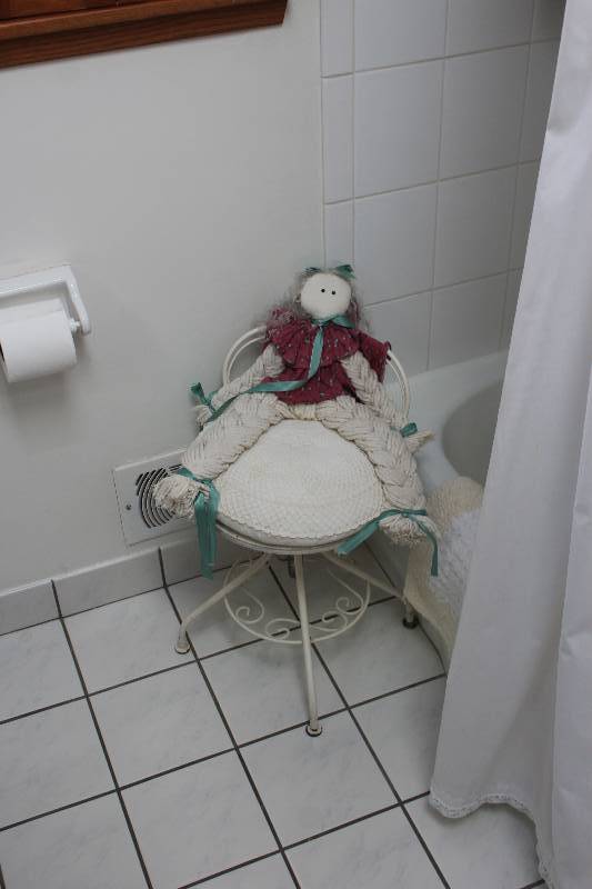 lot 23 image: Bathroom Lot of Decorations
