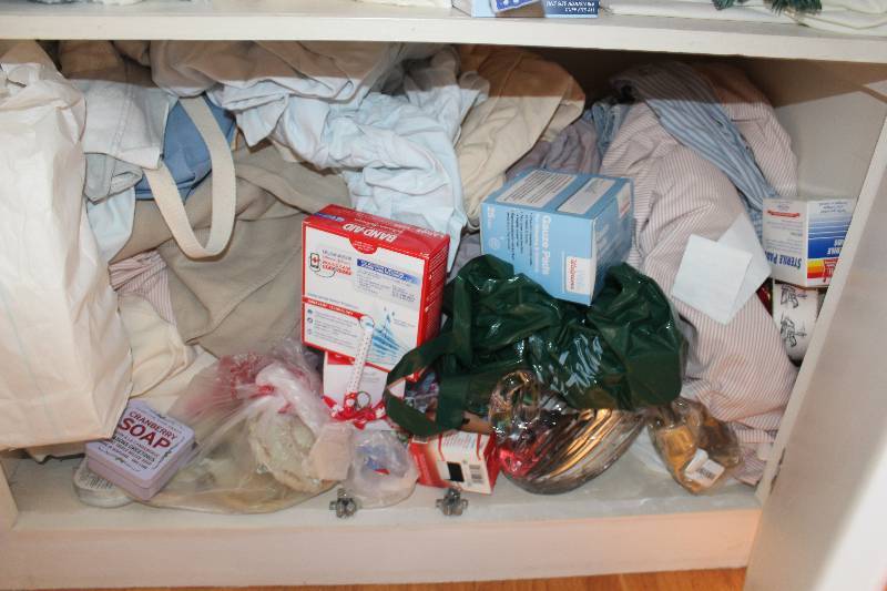 lot 28 image: Shelf Lot of Linens, Misc