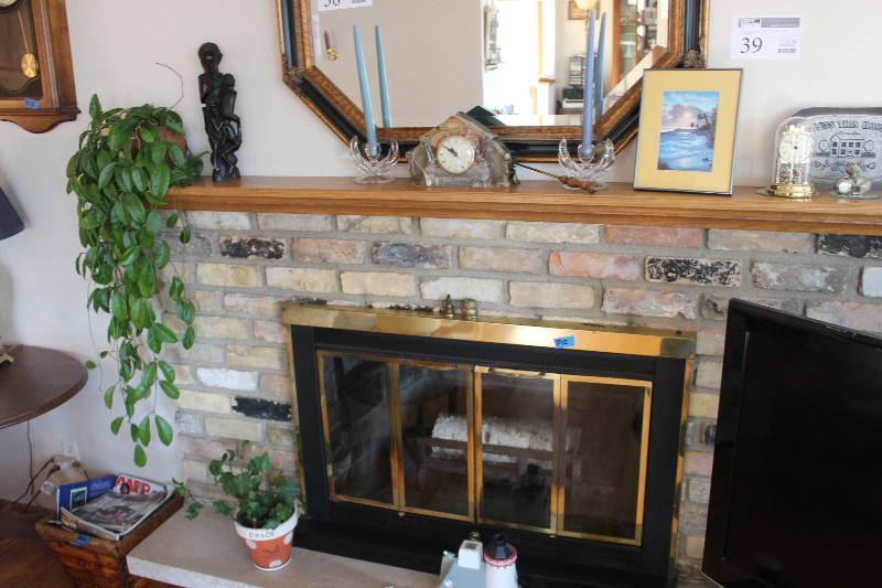lot 39 image: Mantel Lot of Decorations