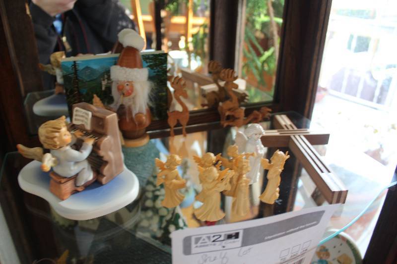 lot 46 image: Shelf Lot of Decorations
