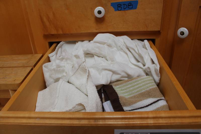 lot 58 image: Contents of Drawer of Linens