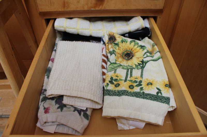 lot 59 image: Contents of Drawer of Linens