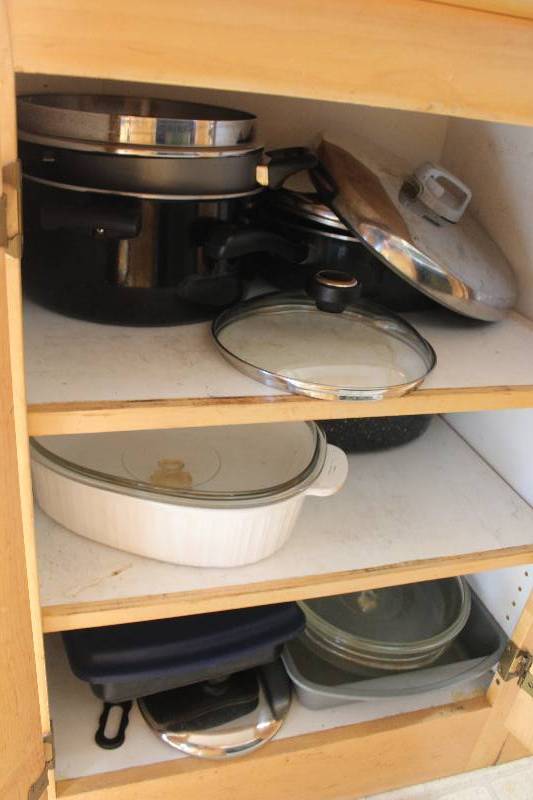 lot 56C image: Cupboard Lot of Cookware