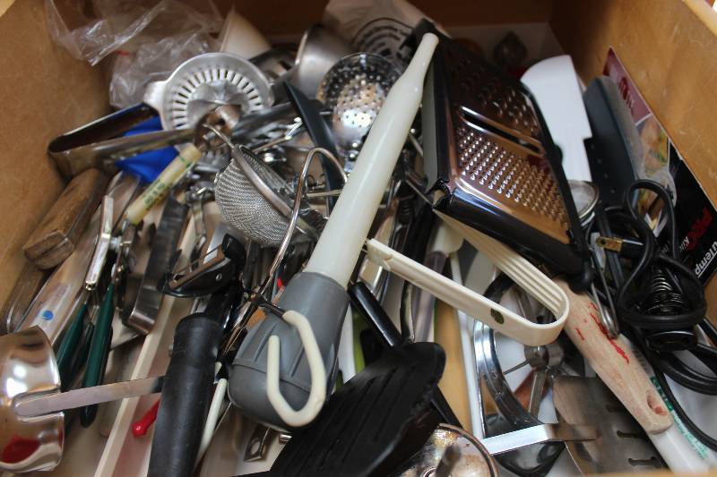 lot 61 image: Contents of Drawer of Kitchenware