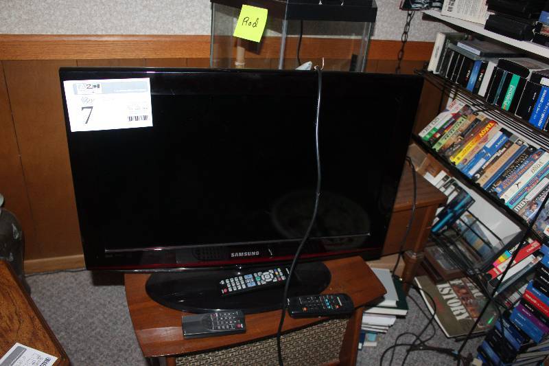 lot 7 image: 26in. Samsung Flat Screen TV w Remote
