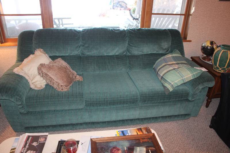lot 87 image: La-Z-Boy CouchHide-a-bed