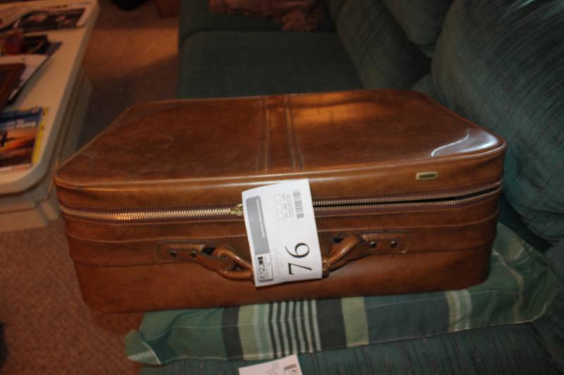 lot 76 image: 2-Piece Luggage Set