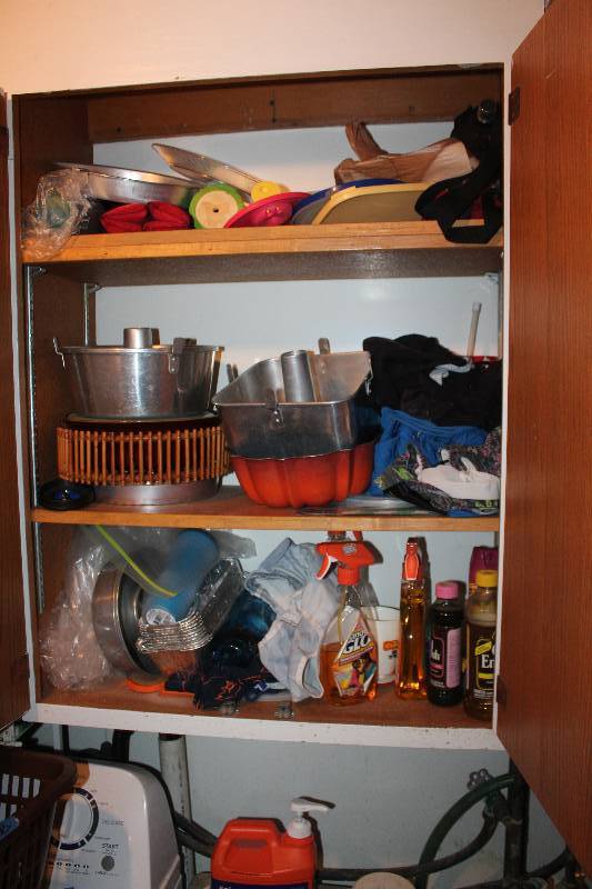 lot 101 image: Cupboard Lot of Household Items
