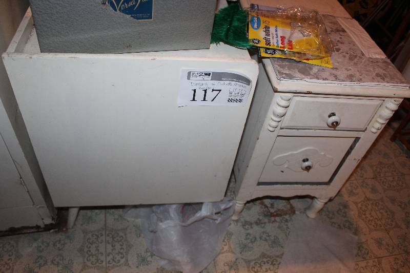 lot 117 image: Lot of (2) Desks & Contents